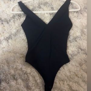 Aritizia Babaton V Neck